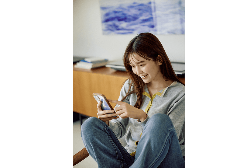 娘が「母の肩や首のコリ」に効く商品を探す姿