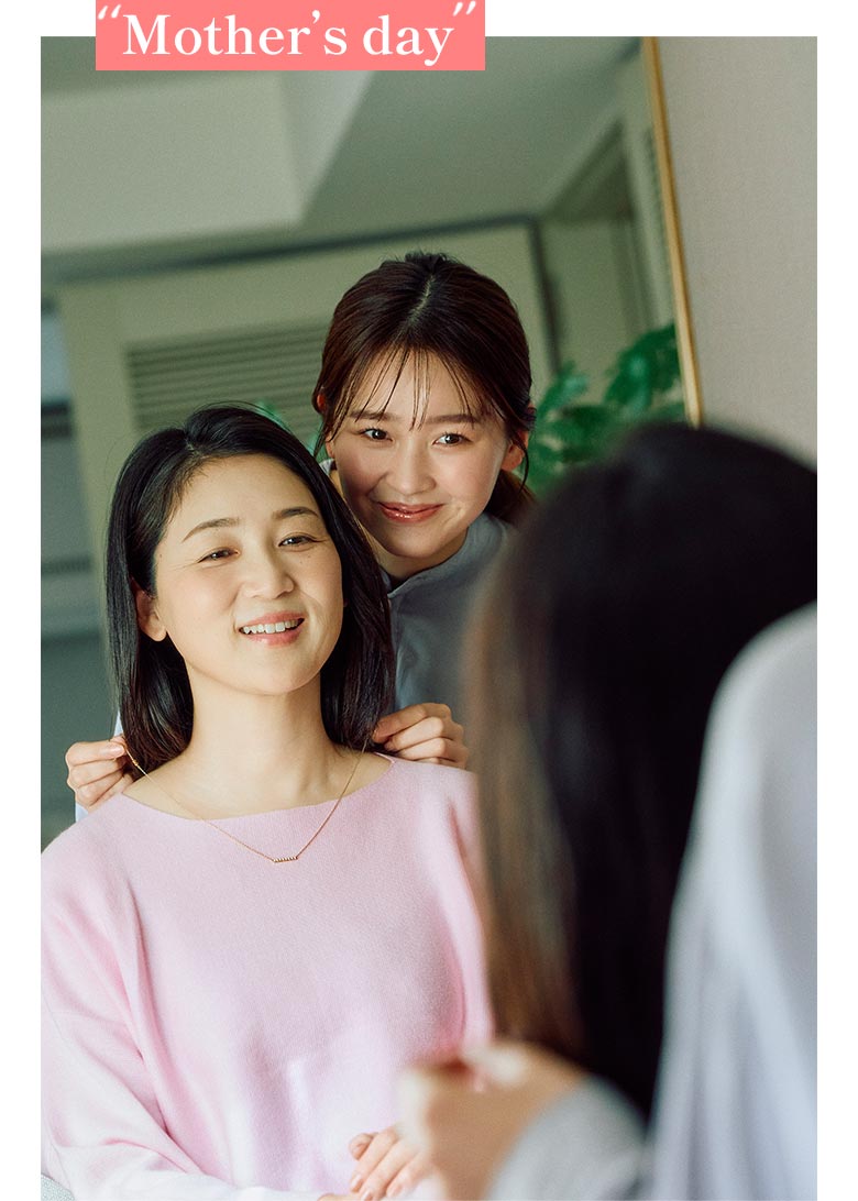 娘が母に「磁気ネックレス」をプレゼントする様子