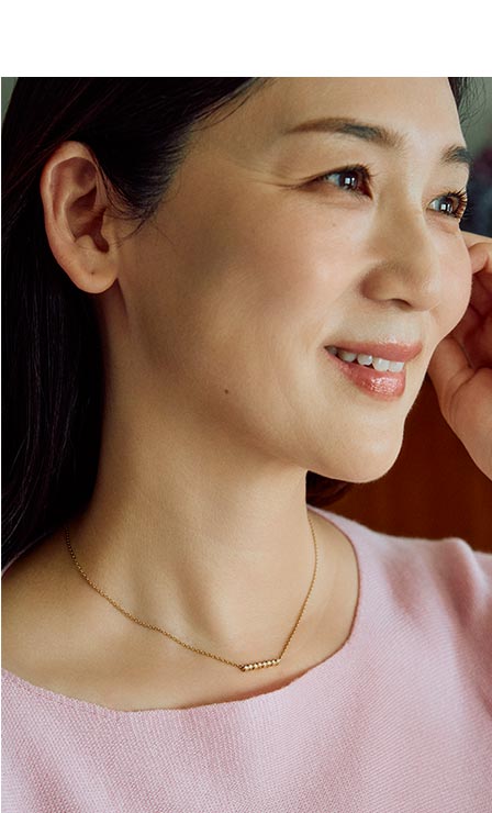 母の「磁気ネックレス」を気に入った様子