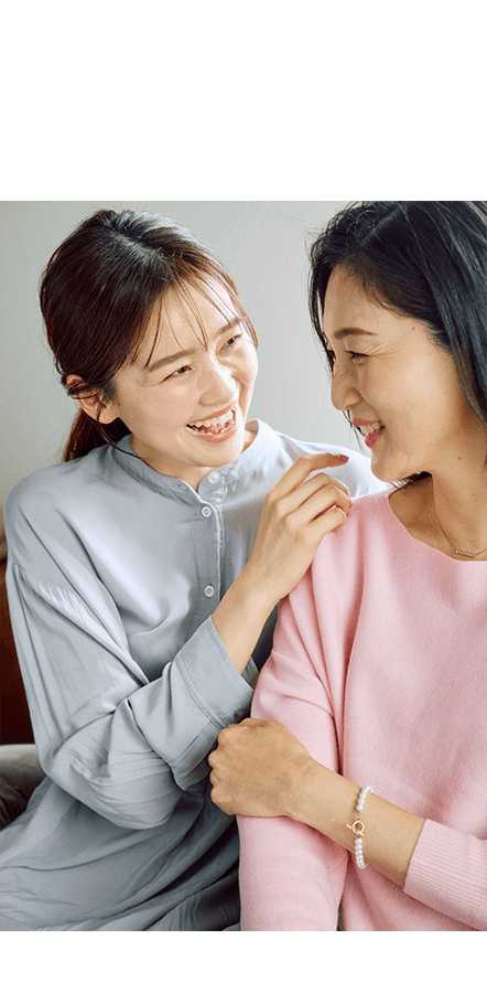 喜ぶ母と娘