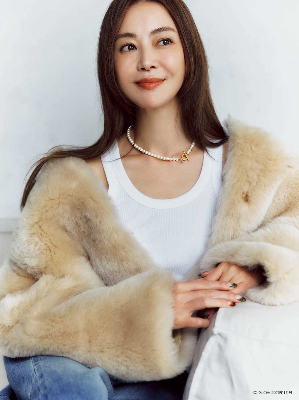 GLOW2025 2025年1月号｜Lierreyパールネックレスを着用する観月ありささんの着こなし