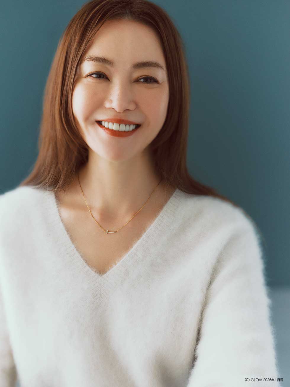 GLOW2025 2025年1月号｜Lierreyクロスネックレスを着用する観月ありささんの着こなし